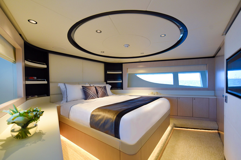 Private Dubai Tour – Majesty 48 ft Yacht