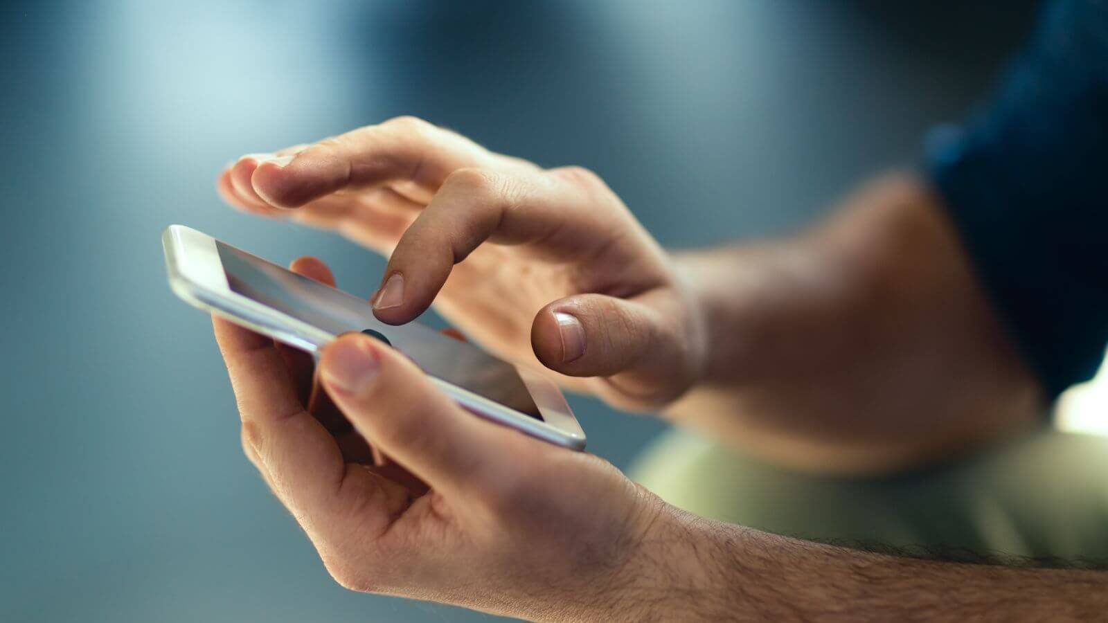 Using a smartphone to access the ICP Smart Services visa status check online