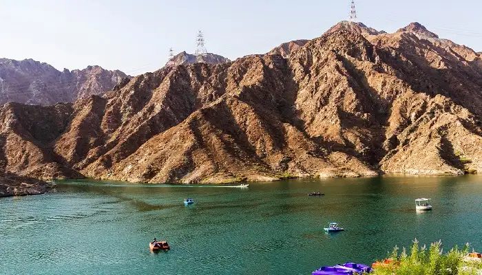The lake at Al Rafisah Dam with kayaks and mountains around it